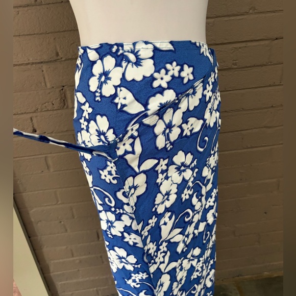 Blue and white floral print sarong M - Picture 8 of 11